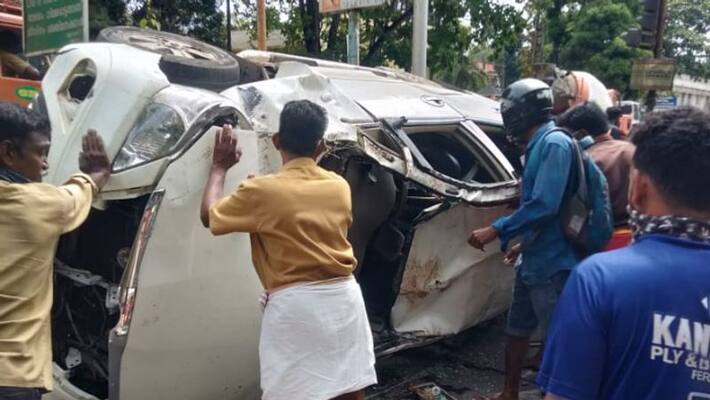 Seven people including six members of the same family were injured in a road accident at Thankikavala Seven people including six members of the same family were injured in a road accident at Thankikavala