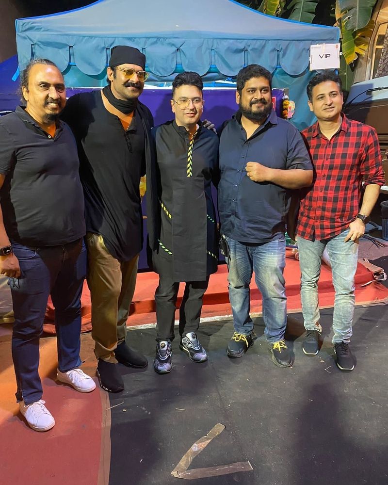 prabhas completed adipurush shooting unit celabrations