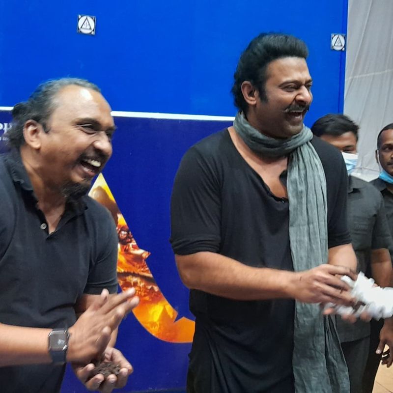 prabhas completed adipurush shooting unit celabrations