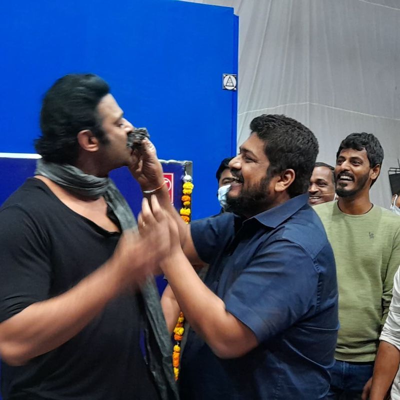 prabhas completed adipurush shooting unit celabrations