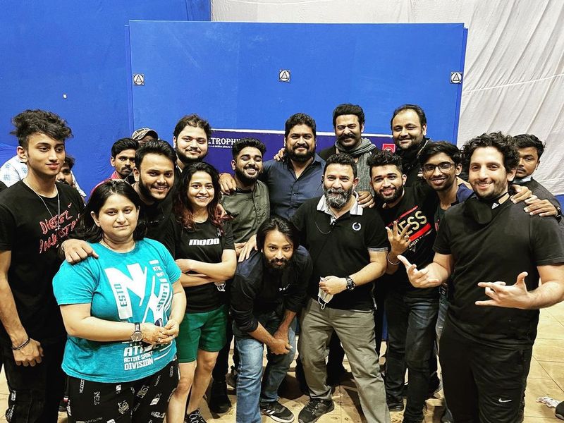 prabhas completed adipurush shooting unit celabrations