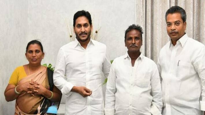 YS jagan gives rs 10 lakhs to the family of a young woman who died in attack YS jagan gives rs 10 lakhs to the family of a young woman who died in attack