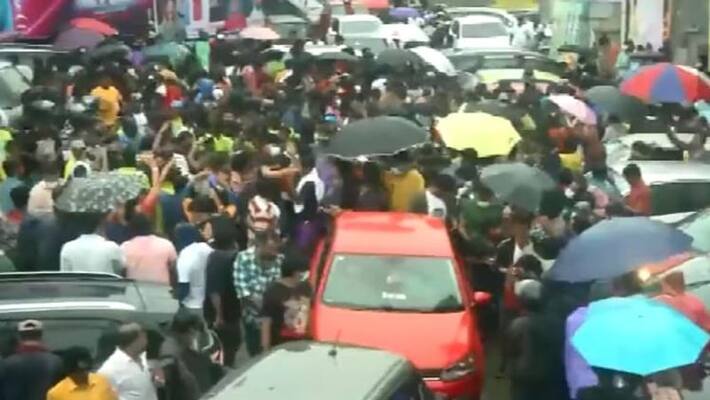 We came to see the goddess .. Rajini fanatics who celebration in the pouring rain .. We came to see the goddess .. Rajini fanatics who celebration in the pouring rain ..