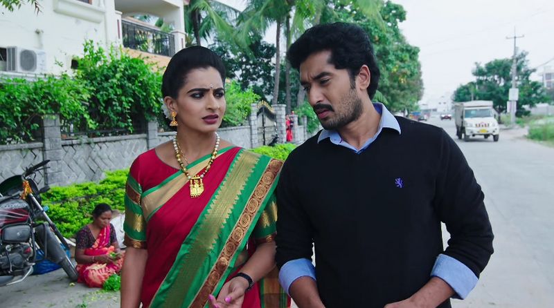 Soundarya thanks the electrician for saving Karthik life in todays Karthika deepam serial episode