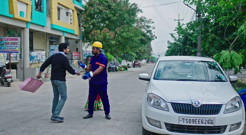Soundarya thanks the electrician for saving Karthik life in todays Karthika deepam serial episode