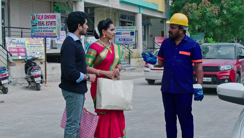 Soundarya thanks the electrician for saving Karthik life in todays Karthika deepam serial episode