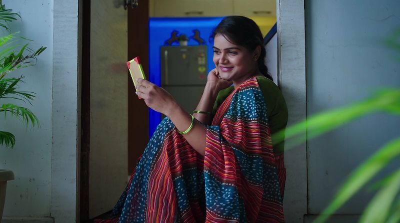 Soundarya thanks the electrician for saving Karthik life in todays Karthika deepam serial episode