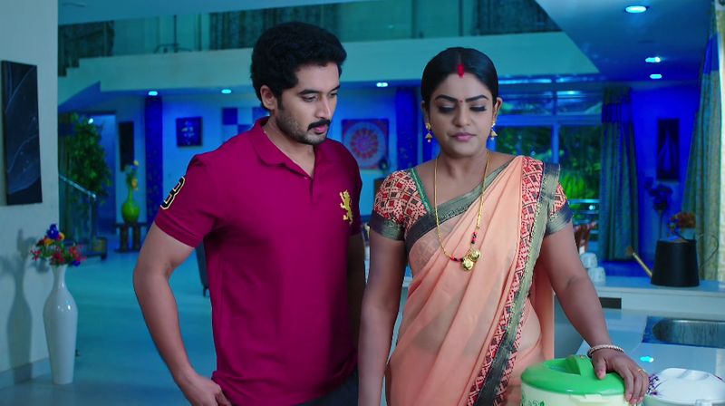 Soundarya thanks the electrician for saving Karthik life in todays Karthika deepam serial episode