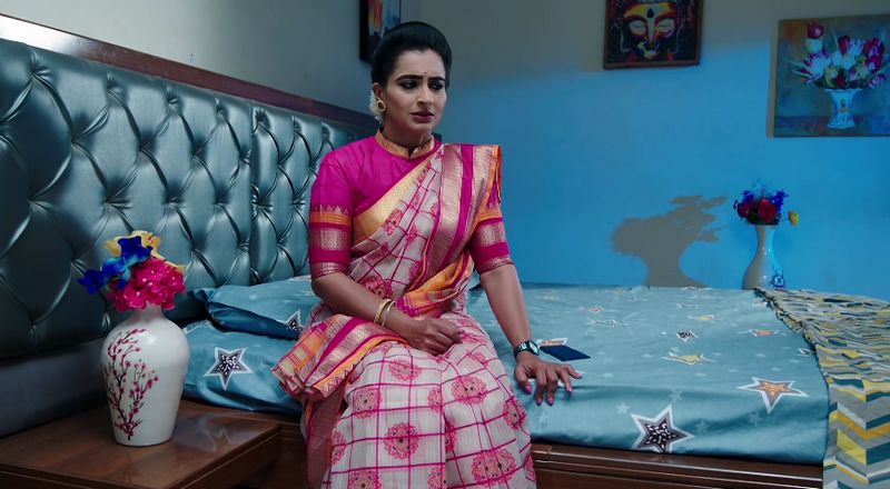 Soundarya thanks the electrician for saving Karthik life in todays Karthika deepam serial episode
