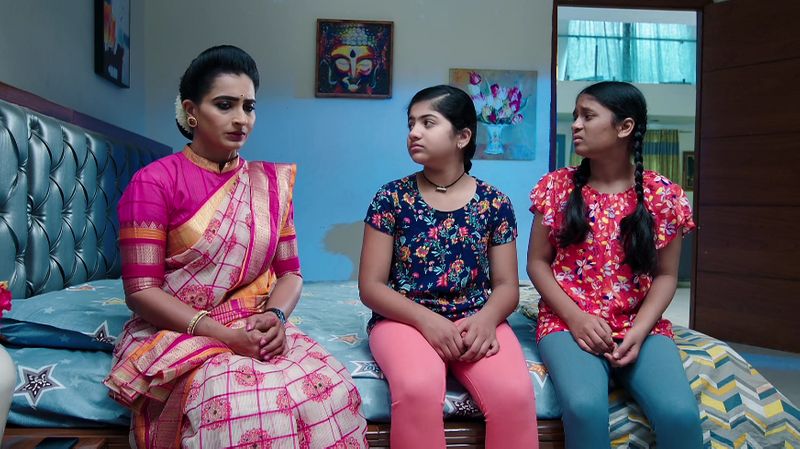 Soundarya thanks the electrician for saving Karthik life in todays Karthika deepam serial episode