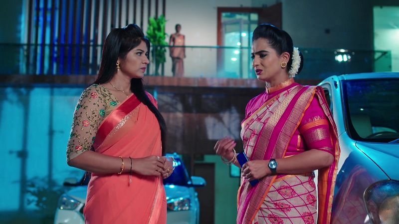Soundarya thanks the electrician for saving Karthik life in todays Karthika deepam serial episode