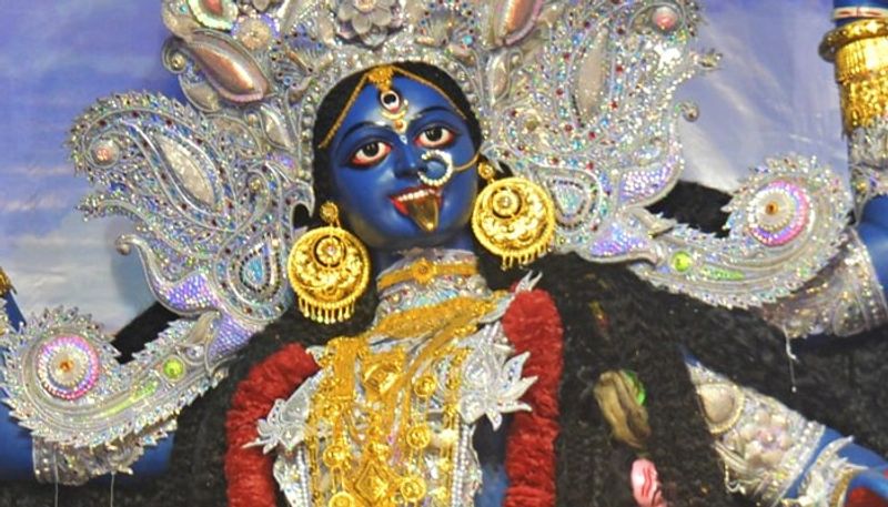 Chief Minister Mamata Banerjee has inaugurated Kali Pujo at Janbazar in central Kolkata RTB