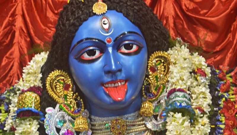 Chief Minister Mamata Banerjee has inaugurated Kali Pujo at Janbazar in central Kolkata RTB