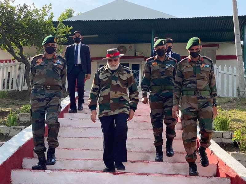 Modi celebrates Diwali with army personnel at the border .. What is the message to the enemies ..?