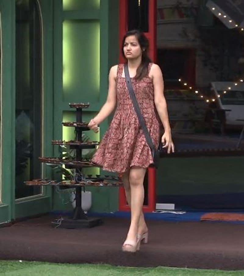 Siri gets emotional over Shanmukh behaviour