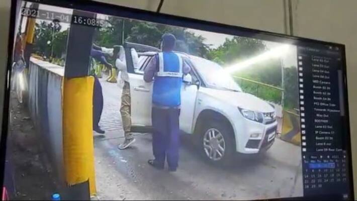 ysrcp zptc and his supporters attacks toll plaza employee in visakhapatnam ysrcp zptc and his supporters attacks toll plaza employee in visakhapatnam