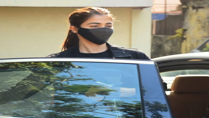 Puja hegde catching up with workout after diwali