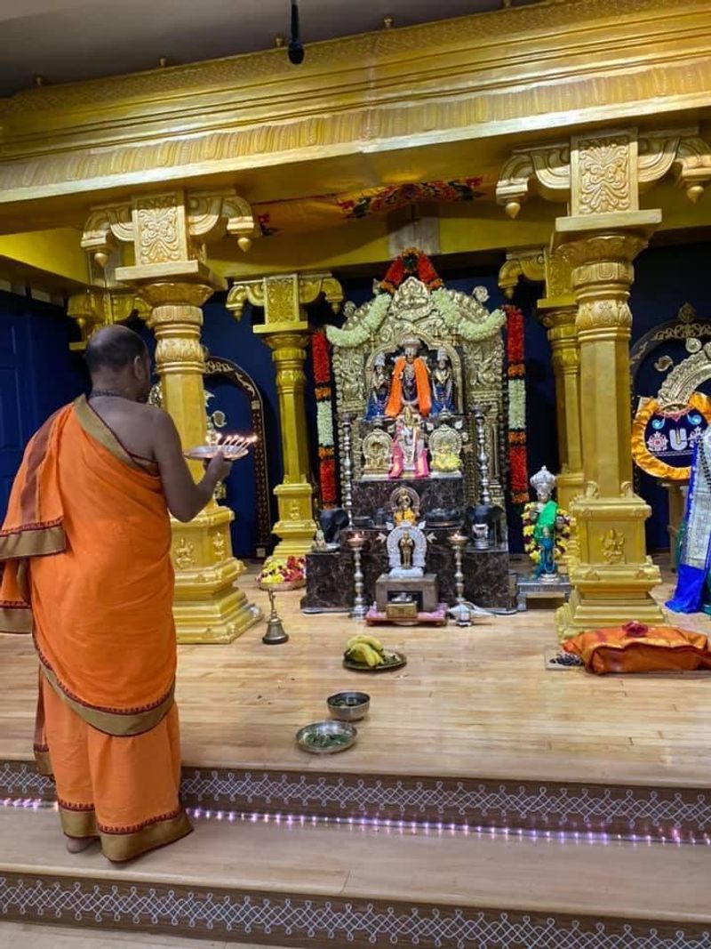 Shri Surugendra Tiirthapaadaru Attend Deepavali Function in America grg