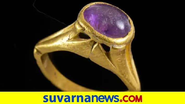 Ancient gold ring with amethyst stone found in Byzantine Israel pod Ancient gold ring with amethyst stone found in Byzantine Israel pod