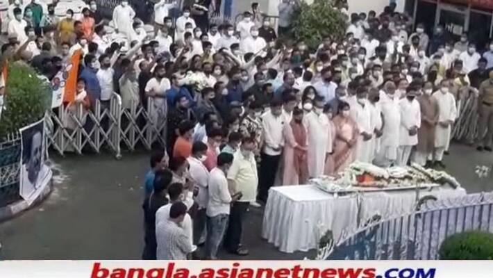 Followers come to the funeral procession with the body of Subrata Mukherjee at Keoratala crematorium RTB Followers come to the funeral procession with the body of Subrata Mukherjee at Keoratala crematorium RTB