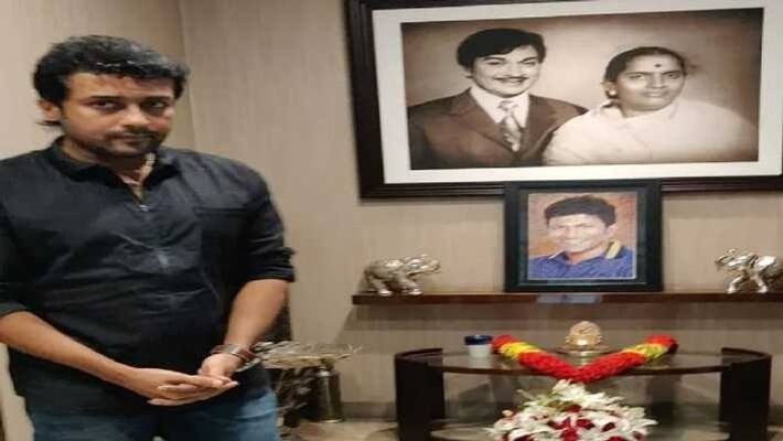 Surya sheds tears at the memorial of St. Rajkumar .... Surya sheds tears at the memorial of St. Rajkumar ....