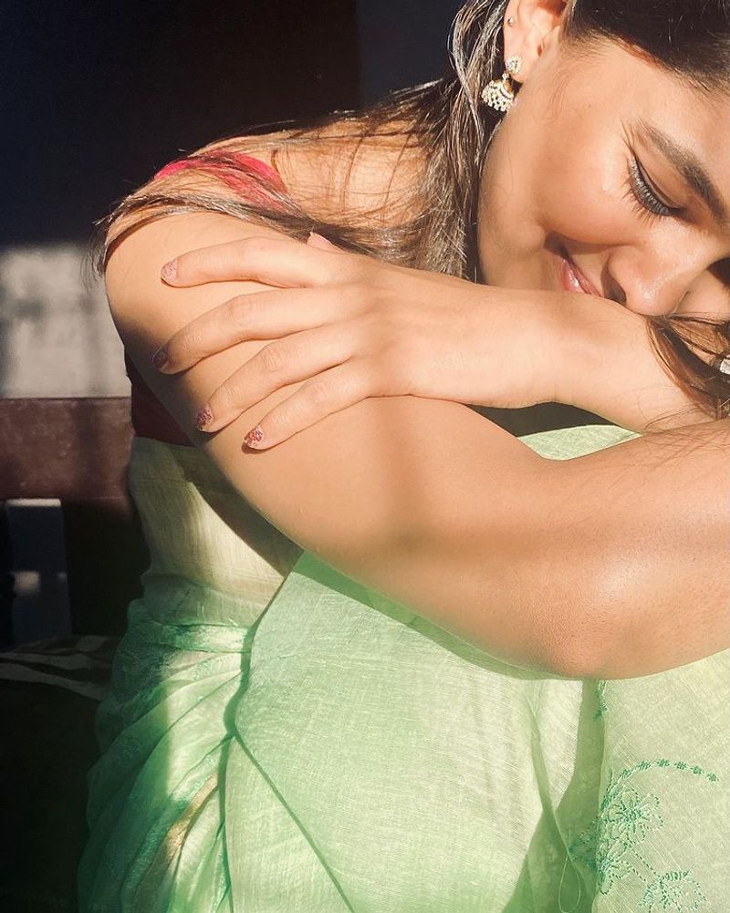 Actress vani bhojan diwali special ravishing green saree photo fire in internet