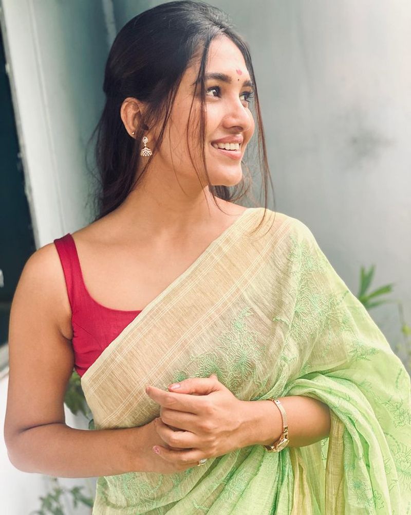 Actress vani bhojan diwali special ravishing green saree photo fire in internet