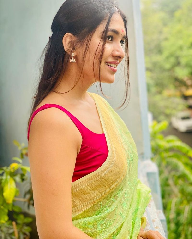 Actress vani bhojan diwali special ravishing green saree photo fire in internet