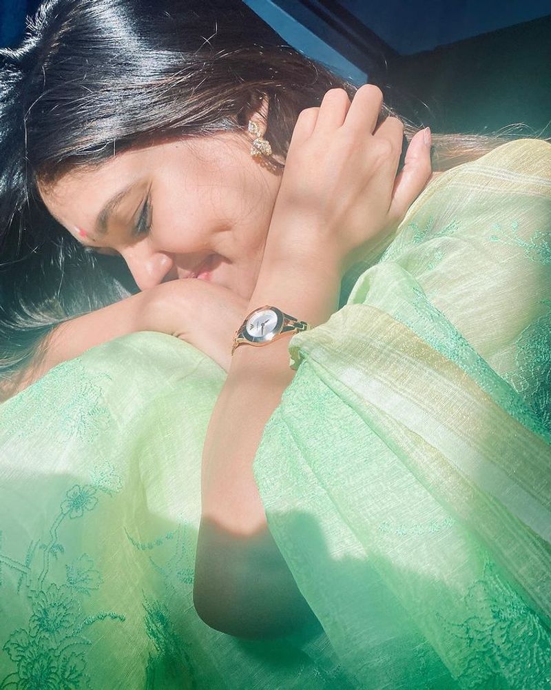 Actress vani bhojan diwali special ravishing green saree photo fire in internet