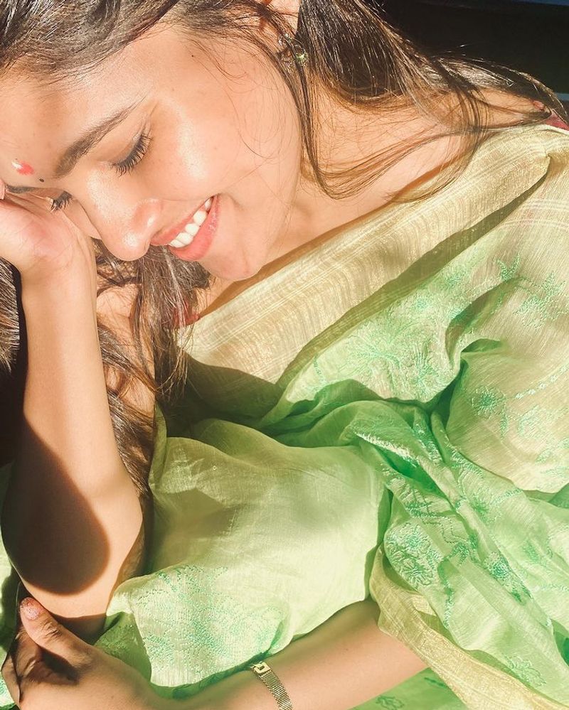 Actress vani bhojan diwali special ravishing green saree photo fire in internet