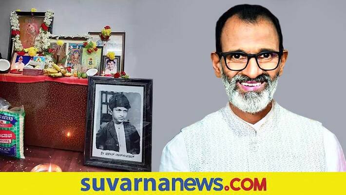 Kannada actor Puneeth Rajkumar photo in fans house Raghavendra Rajkumar gets emotional vcs Kannada actor Puneeth Rajkumar photo in fans house Raghavendra Rajkumar gets emotional vcs