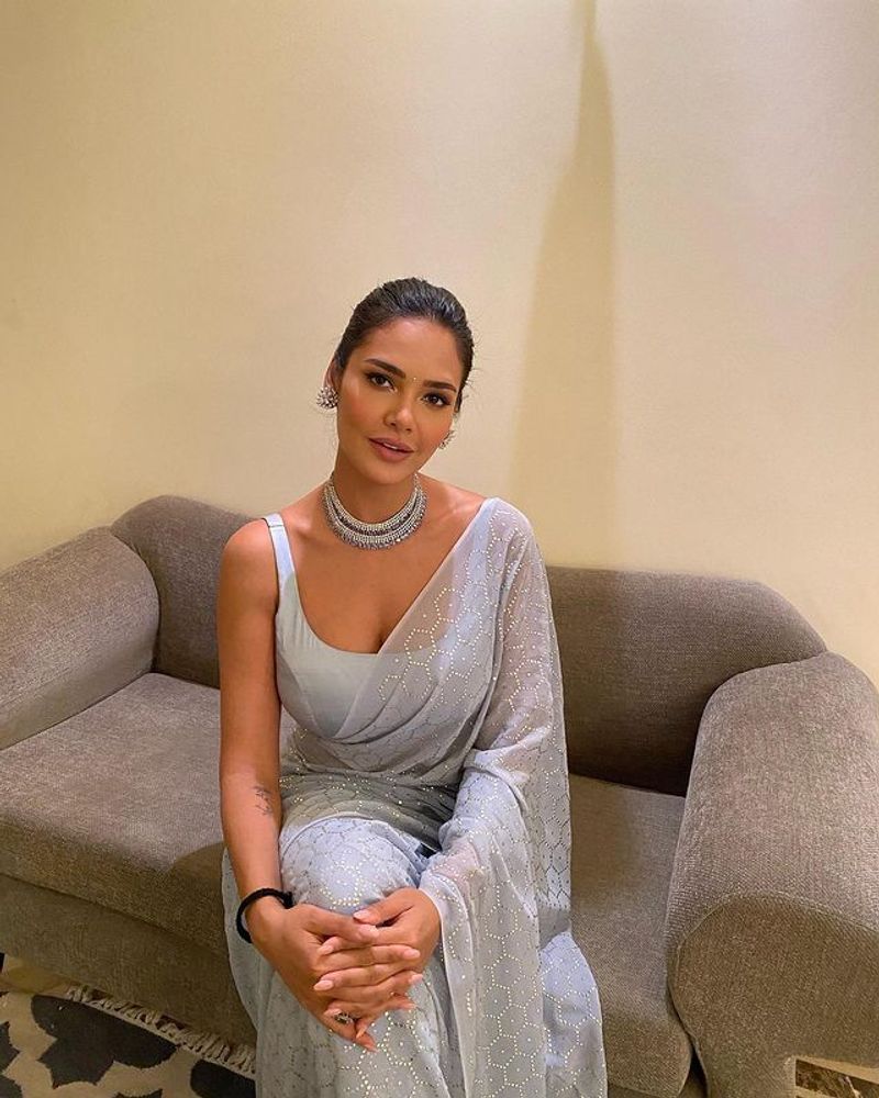 Esha Gupta photo shoot with her cute pet