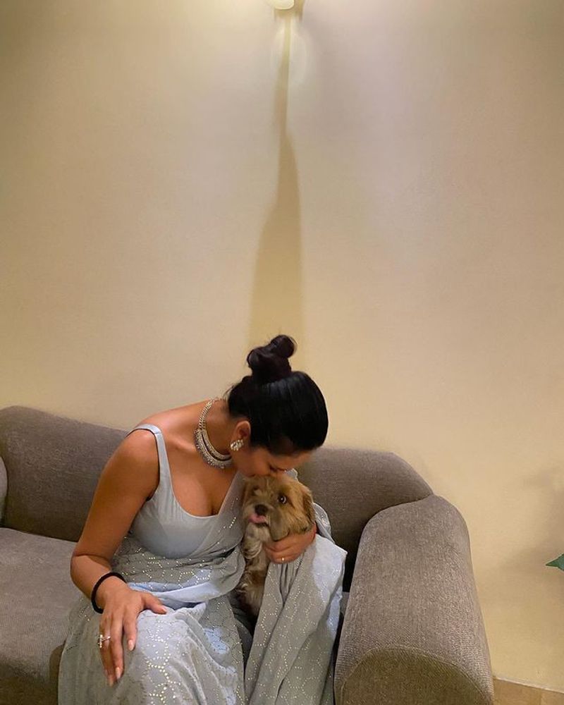 Esha Gupta photo shoot with her cute pet