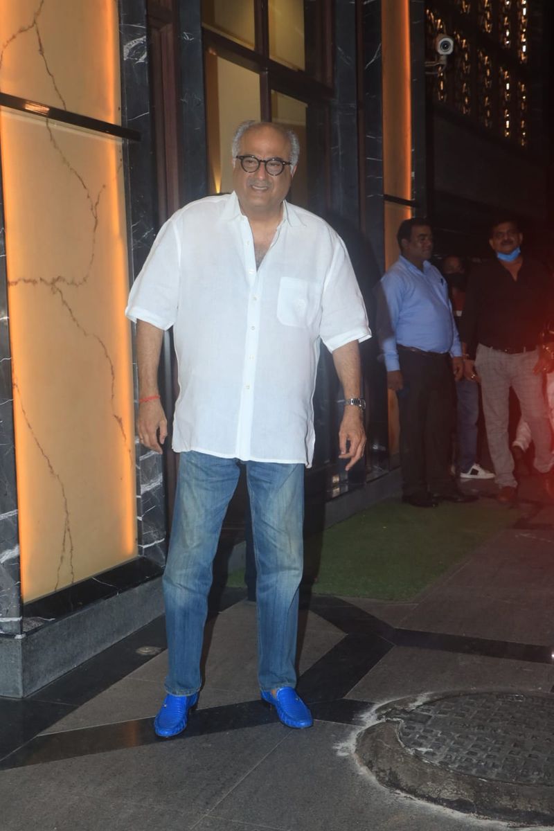 Khushi Kapoors birthday party Bhumi Pendnekar arrived in sexy look dpl