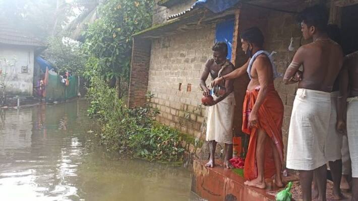 Waterlogging The burial ceremony of the deceased at Edathwa Church was in water Waterlogging The burial ceremony of the deceased at Edathwa Church was in water