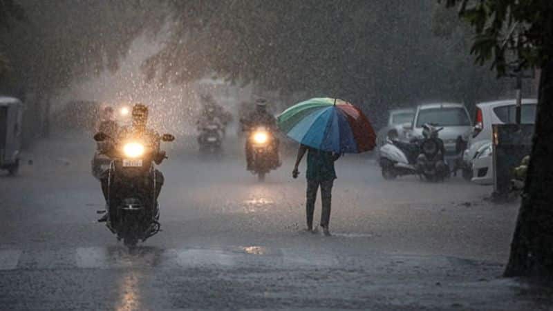 heavy rain in chennai and flood on road