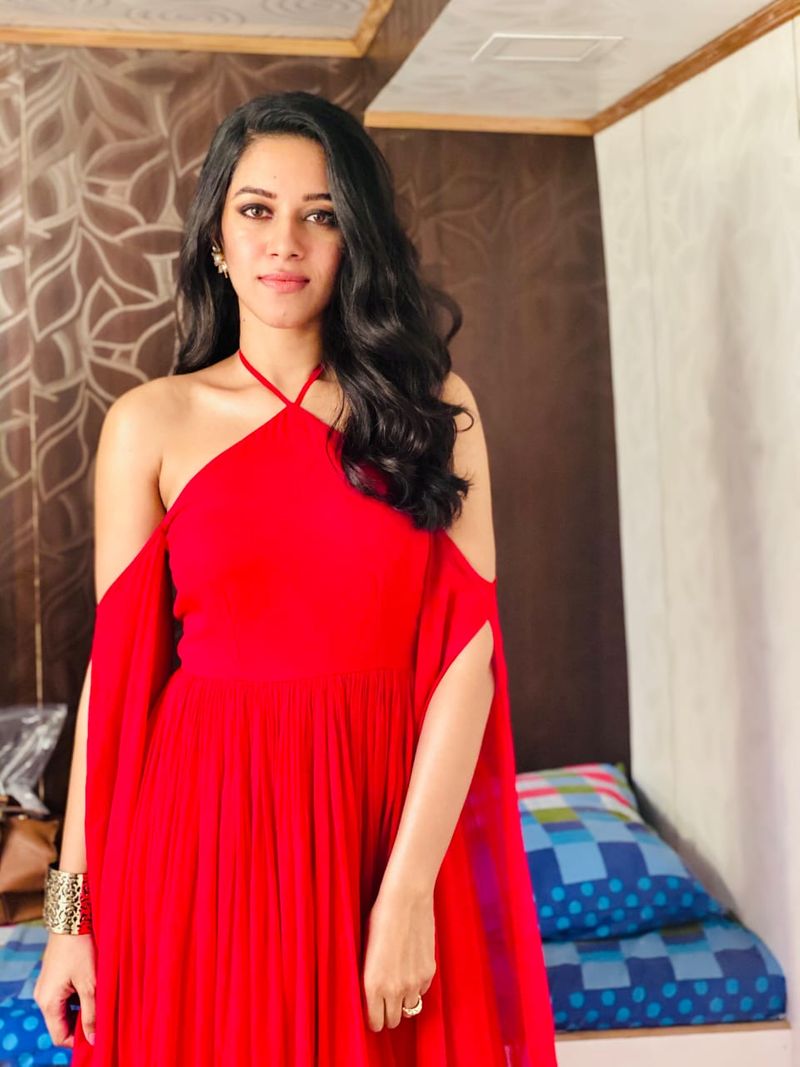 Enemy movie fame actress mirnalini ravi latest hot pictures