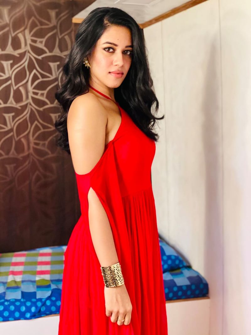 Enemy movie fame actress mirnalini ravi latest hot pictures