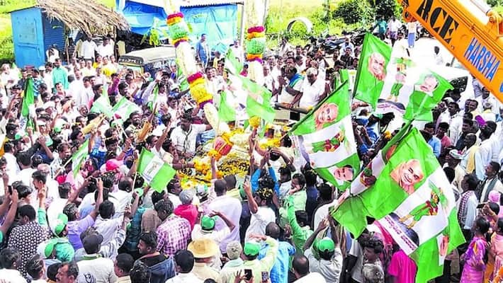 Flower Marchant lost 1 Lakh money during Welcoming to HD Kumaraswamy at devanahalli rbj Flower Marchant lost 1 Lakh money during Welcoming to HD Kumaraswamy at devanahalli rbj