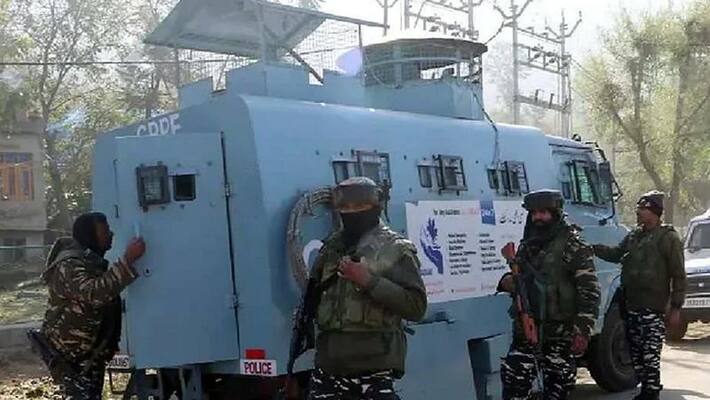 jammu kashmir: policeman shot dead by terrorists in batamaloo area pwt jammu kashmir: policeman shot dead by terrorists in batamaloo area pwt