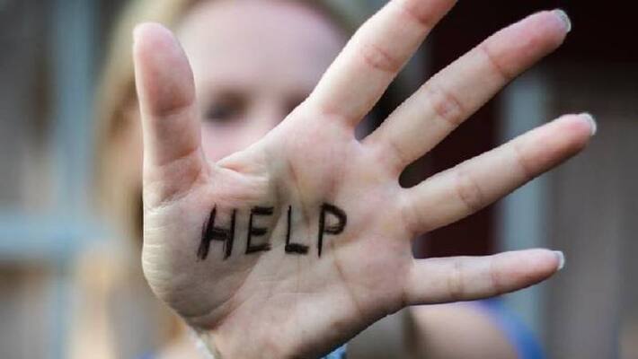 teenager trapped and escaped with TikTok hand gestures teenager trapped and escaped with TikTok hand gestures