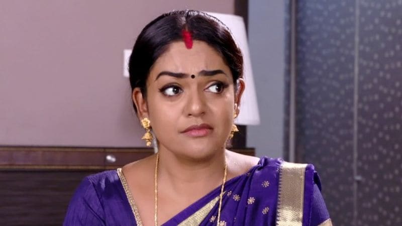 Soundarya convinces Karthik to do the ritual in todays Karthika deepam serial episode