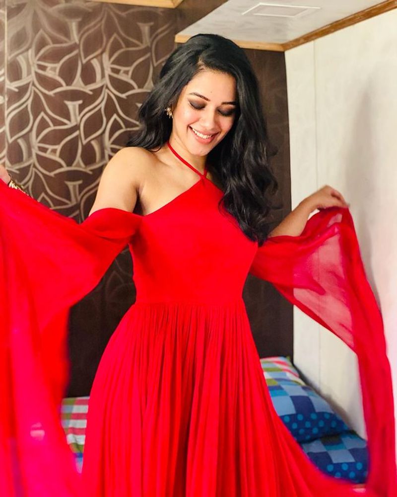 Mirnalini Ravi latest red dress photos goes viral