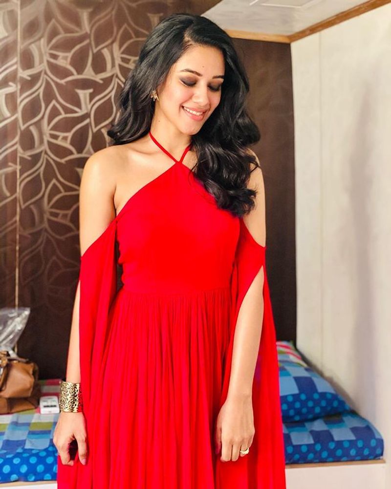 Mirnalini Ravi latest red dress photos goes viral