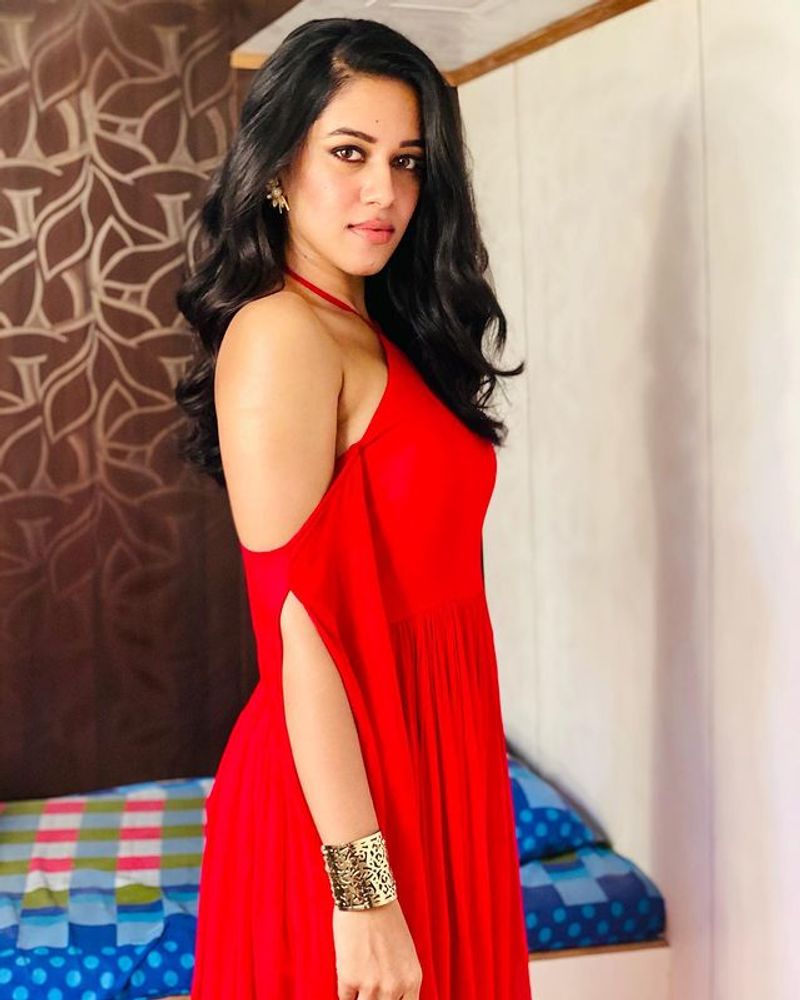 Mirnalini Ravi latest red dress photos goes viral