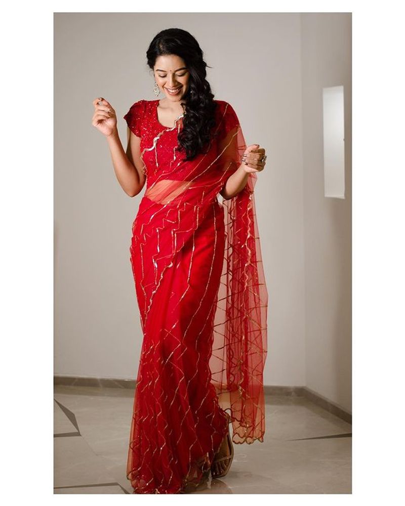 Mirnalini Ravi latest red dress photos goes viral