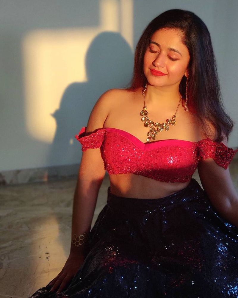 Alluring Actress poonam bajwa swimming pool bold and hot photos