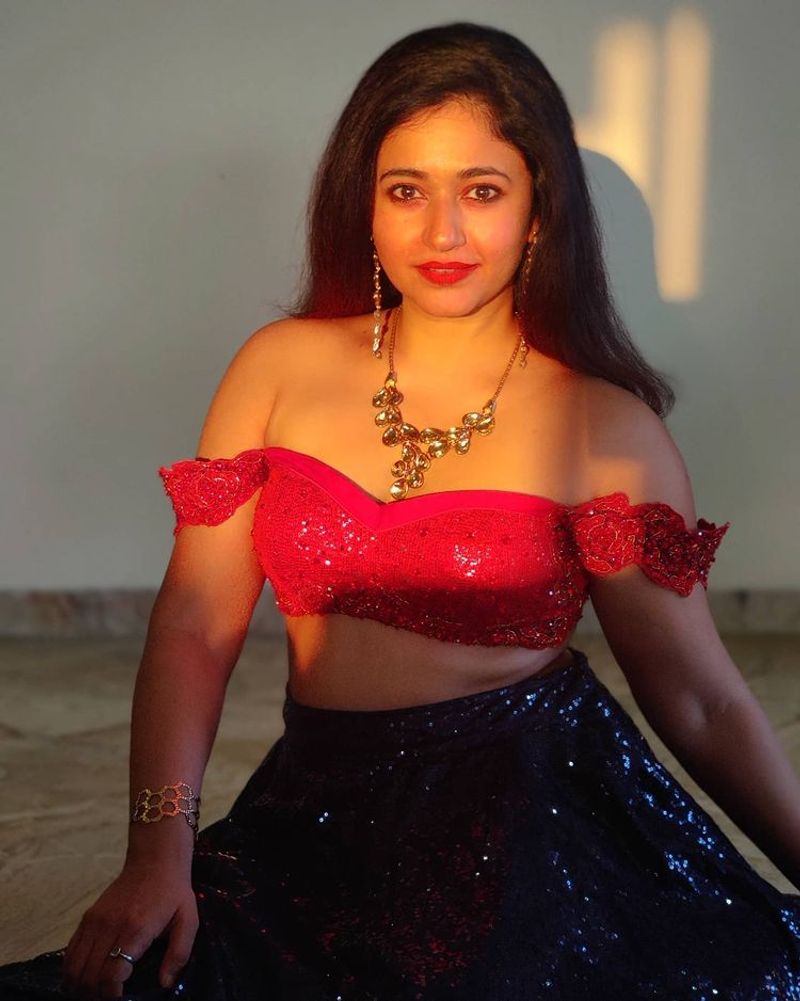 Alluring Actress poonam bajwa swimming pool bold and hot photos