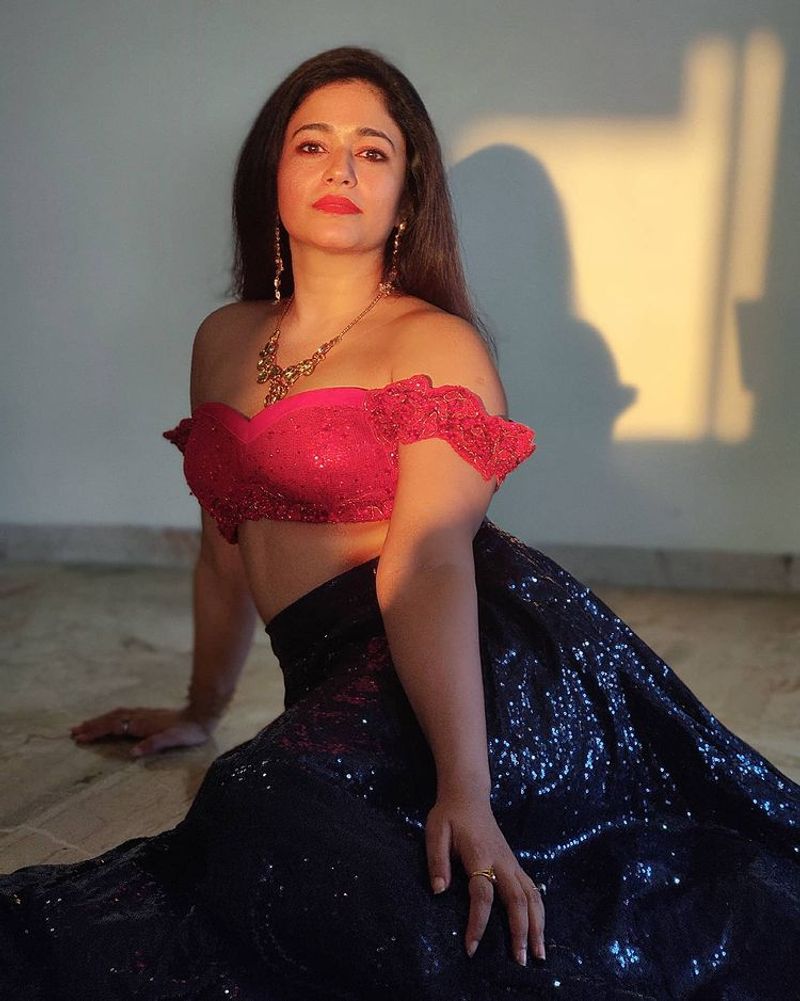 Alluring Actress poonam bajwa swimming pool bold and hot photos