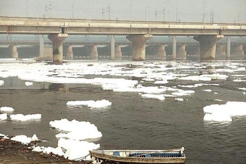 chhath puja 2021,delhi people tak dip in yamuna river toxic foam near kalindi kunj
